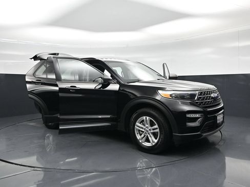 Used 2022 Ford Explorer XLT AWD/4WD image 29