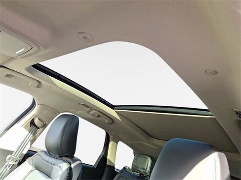 New 2026 Lincoln Corsair Premiere image 14