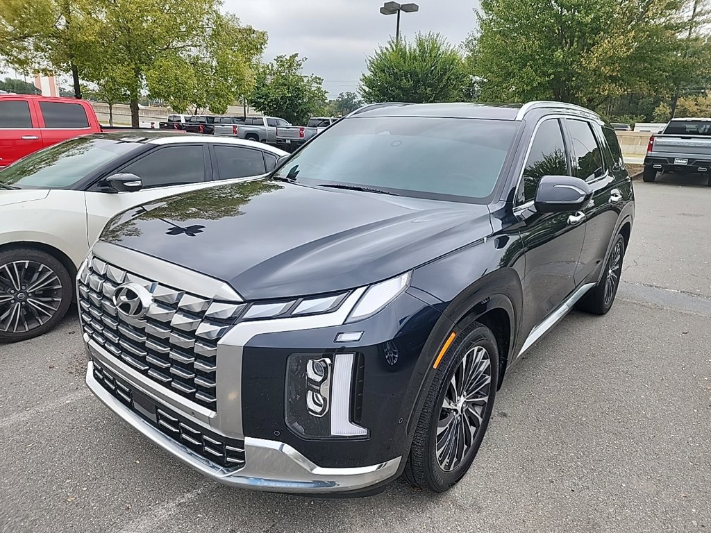 Used 2023 Hyundai Palisade Calligraphy FWD image 2