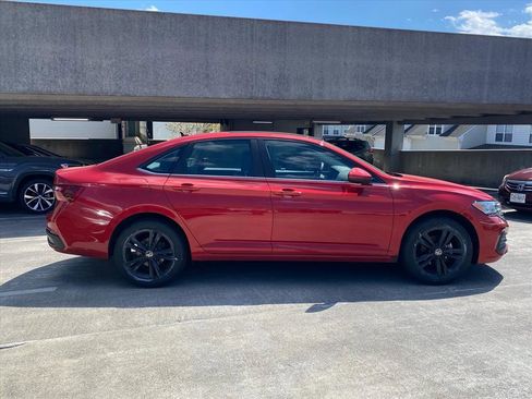 Certified 2023 Volkswagen Jetta SE w/ Panoramic Sunroof Package FWD image 2