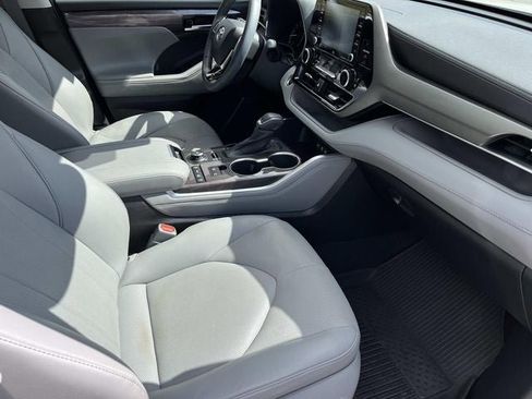 Used 2021 Toyota Highlander Limited image 25