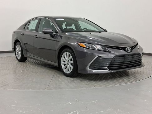 Used 2021 Toyota Camry LE image 7