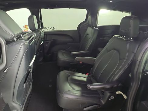 Used 2018 Chrysler Pacifica Touring-L Plus w/ Advanced Safetytec Group FWD image 22