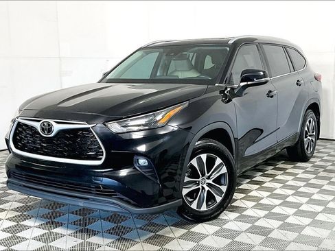 Used 2023 Toyota Highlander XLE image 2