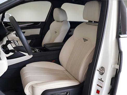 Used 2024 Bentley Bentayga AWD/4WD image 14