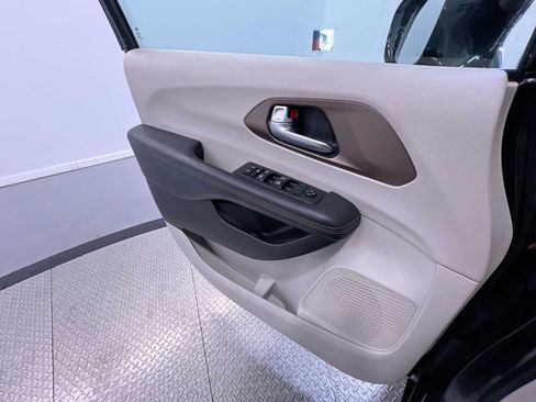 Used 2018 Chrysler Pacifica Touring-L w/ Tire & Wheel Group FWD image 29