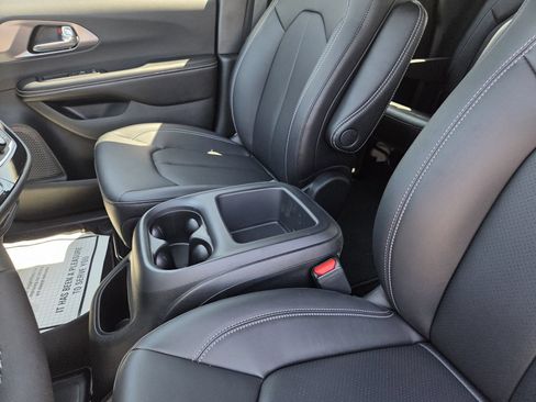 New 2026 Chrysler Pacifica Select FWD image 27