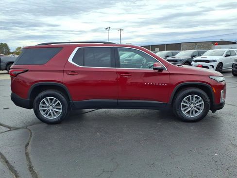 Used 2022 Chevrolet Traverse LT image 2