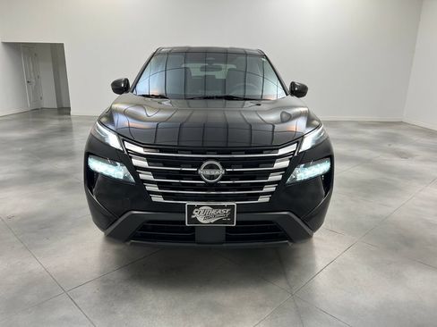 Used 2024 Nissan Rogue SV AWD/4WD image 3
