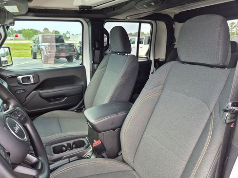 Used 2025 Jeep Gladiator Sport AWD/4WD image 13
