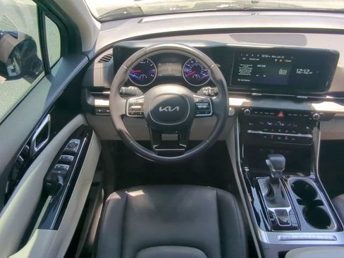 Used 2024 Kia Carnival EX FWD image 18