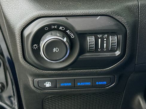 Used 2022 Jeep Wrangler Unlimited Sahara w/ Safety Group AWD/4WD image 16
