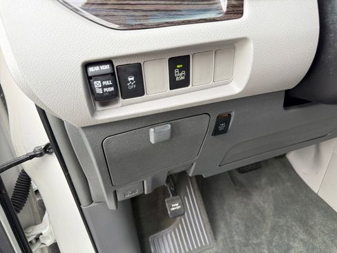 Used 2015 Toyota Sienna XLE AWD/4WD image 34