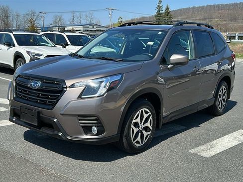 Used 2023 Subaru Forester Premium image 3