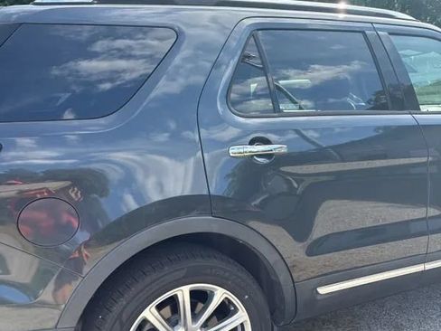 Used 2017 Ford Explorer Limited w/ Equipment Group 301A FWD image 9