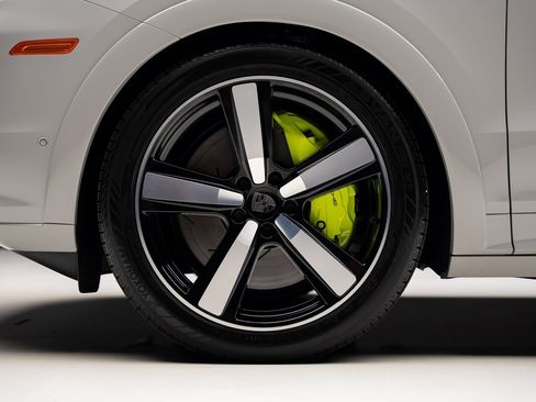 Used 2025 Porsche Cayenne Turbo image 18