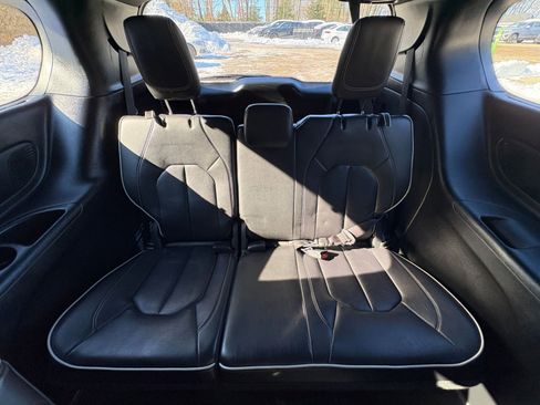 Used 2025 Chrysler Pacifica Limited image 28