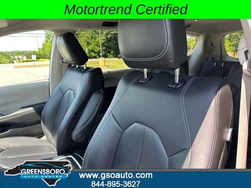 Used 2024 Chrysler Pacifica Touring-L FWD image 12