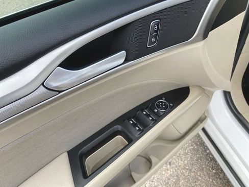 Used 2020 Ford Fusion SE FWD image 22