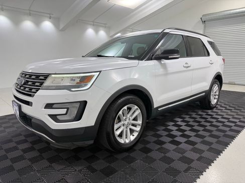 Used 2017 Ford Explorer XLT image 3
