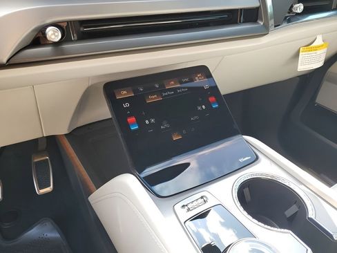 New 2026 Cadillac Vistiq Luxury image 40