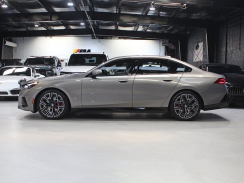 Used 2024 BMW 530i xDrive AWD/4WD image 3