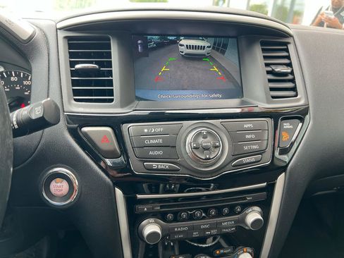 Used 2020 Nissan Pathfinder SV image 23