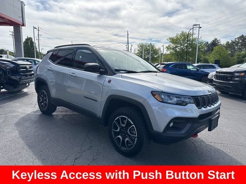 Used 2025 Jeep Compass Trailhawk AWD/4WD image 8