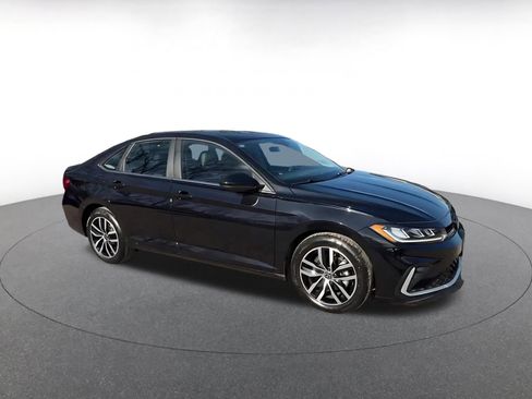 Used 2025 Volkswagen Jetta SE image 2