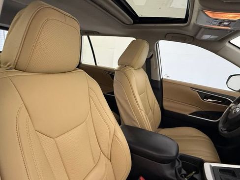 Used 2019 Toyota RAV4 XLE w/ Convenience Package FWD image 33