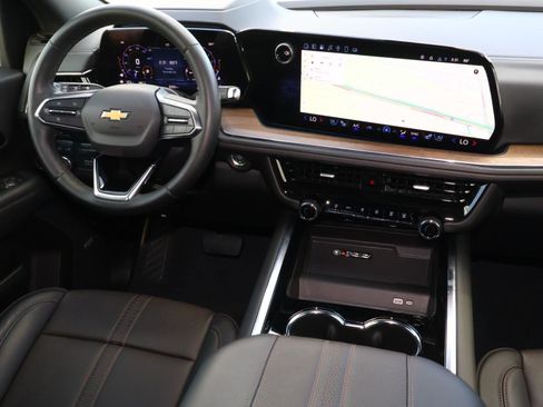 Used 2025 Chevrolet Suburban High Country image 11