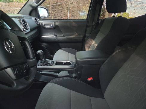 Used 2022 Toyota Tacoma TRD Off-Road w/ Technology Package AWD/4WD image 11