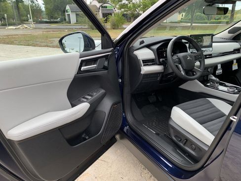 New 2025 Mitsubishi Outlander SE image 8