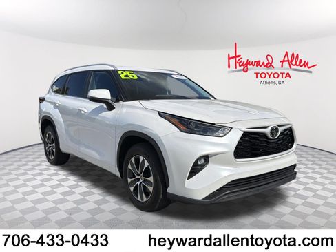 Certified 2025 Toyota Highlander XLE FWD image 1