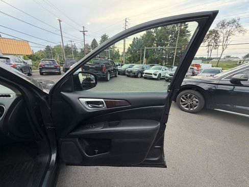 Used 2014 Nissan Pathfinder Platinum AWD/4WD image 22