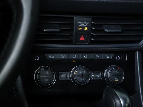 Used 2019 Volkswagen Jetta SE w/ Cold Weather Package FWD image 27
