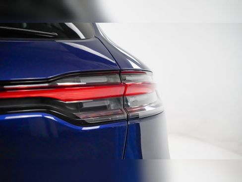 Certified 2025 Porsche Macan image 12