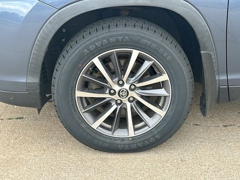 Used 2019 Toyota Highlander XLE AWD/4WD image 3