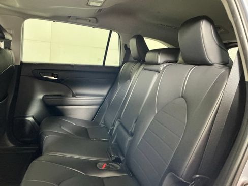 Used 2021 Toyota Highlander XLE AWD/4WD image 24
