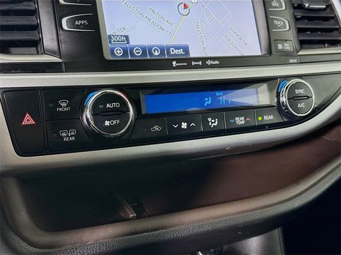 Used 2018 Toyota Highlander XLE image 8