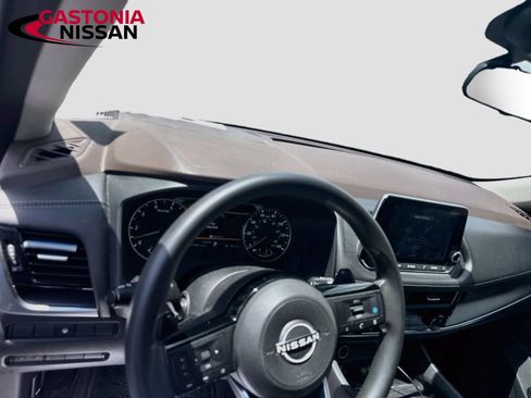 Used 2022 Nissan Rogue SV FWD image 11