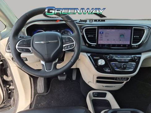 Used 2023 Chrysler Pacifica Touring-L FWD image 11