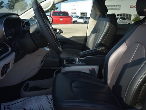 Used 2024 Chrysler Pacifica Touring-L FWD image 14