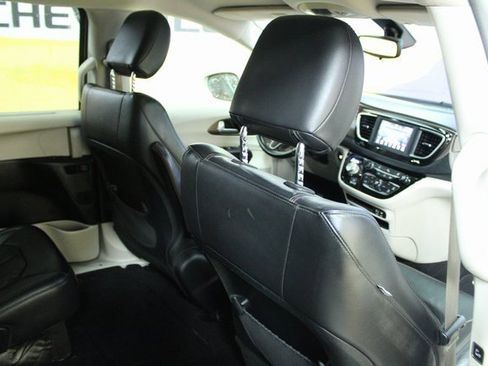 Used 2018 Chrysler Pacifica Touring-L image 10