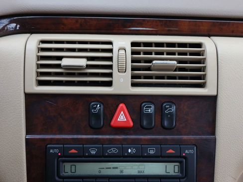 Used 2000 Mercedes-Benz E 320 4MATIC Sedan image 46