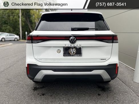 New 2025 Volkswagen Tiguan SE image 18
