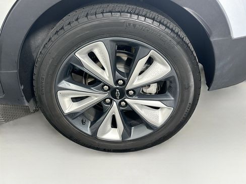 Used 2023 Chevrolet Bolt EUV LT w/ Convenience Package FWD image 11