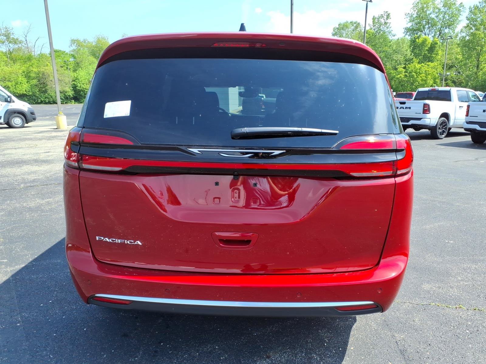 New 2027 Chrysler Pacifica Select FWD image 6