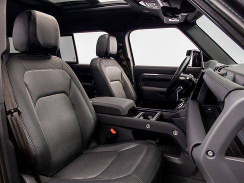 Used 2023 Land Rover Defender 130 X-Dynamic SE image 31