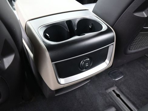 Used 2025 Kia Carnival image 37